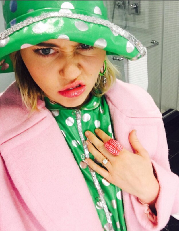 Miley Cyrus muestra en las redes imágenes con el anillo de compromiso de nuevo./instagram