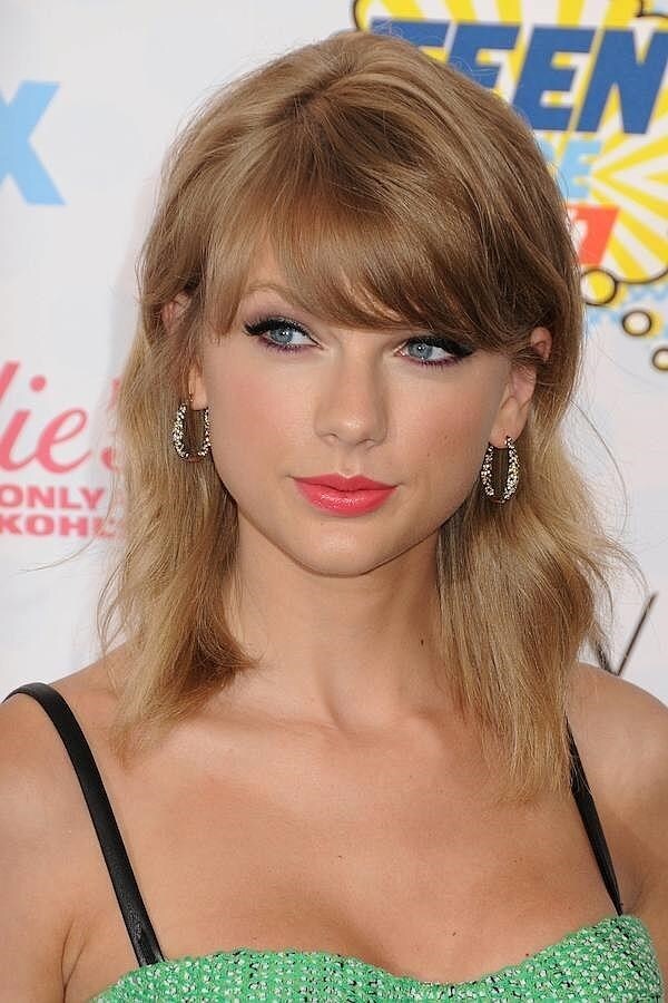 Taylor Swift con media melena capeada