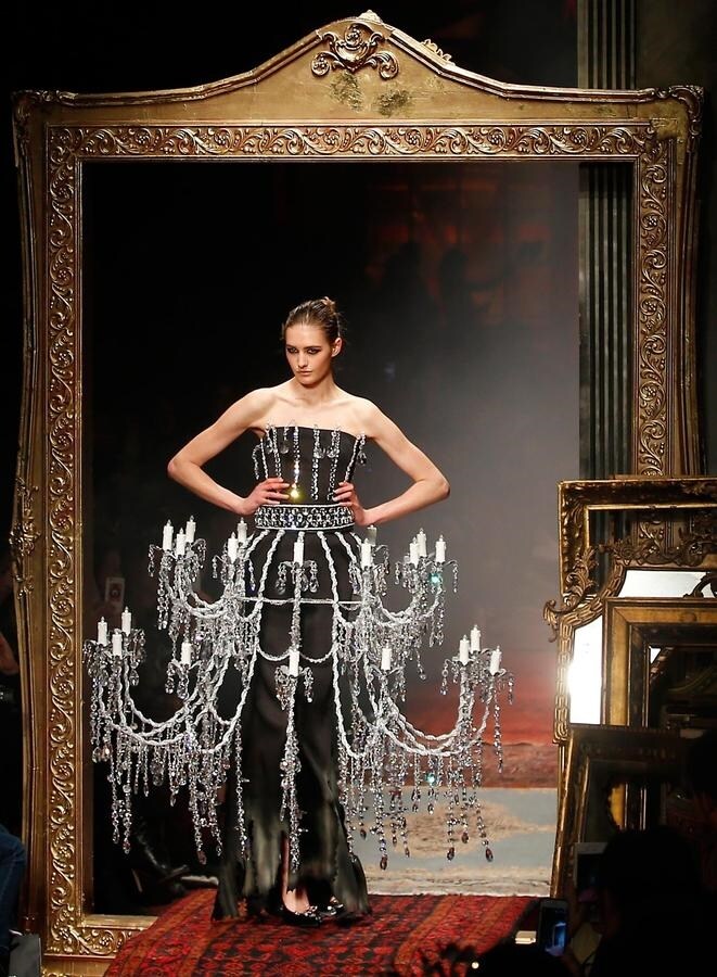 Desfile de Moschino en la Semana de la Moda de Milán: vestido lámpara