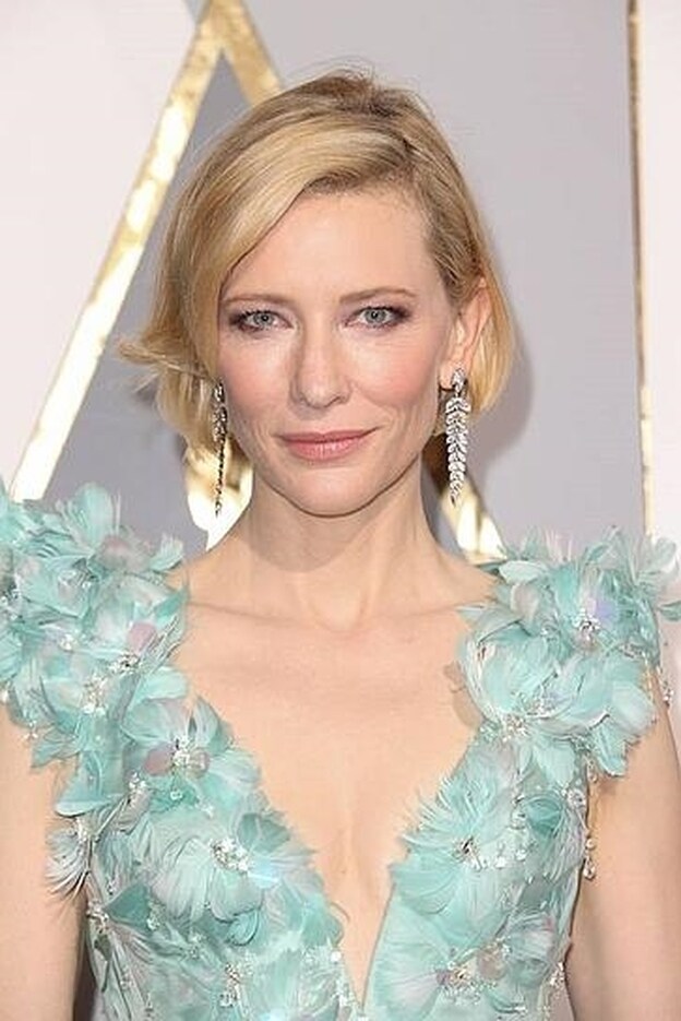 Cate Blanchett con maquillaje discreto en tonos rosas.