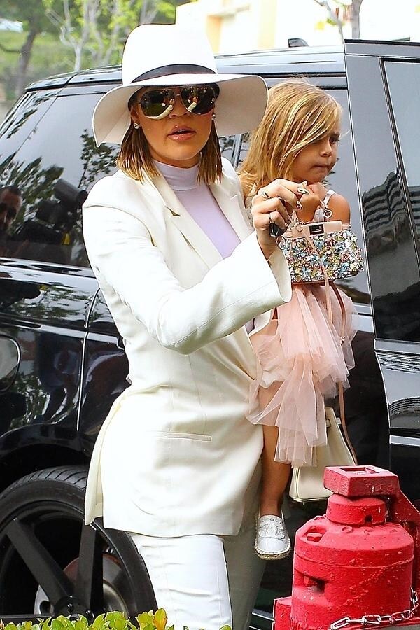 Khloé Kardashian y su hija Penélope en la Pascua
