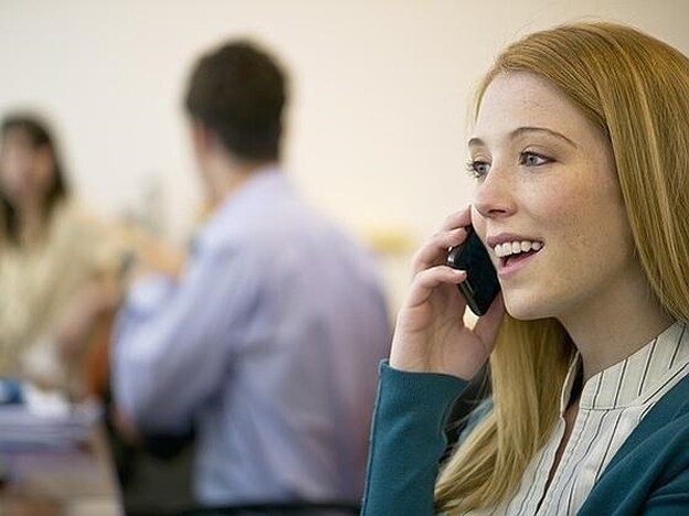 Una mujer habla por teléfono en el trabajo./GTRES