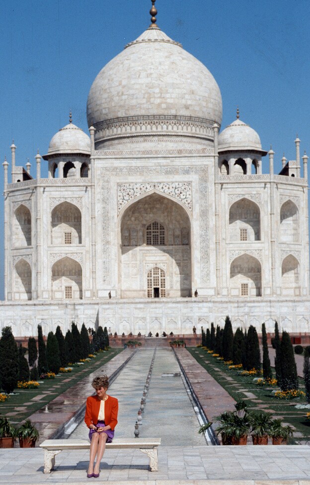 Aquella imagen de Lady Di posando sola frente al majestuoso Taj Mahal nos rompió a todos un poquito el corazón. Hay tanta tristeza en ella...