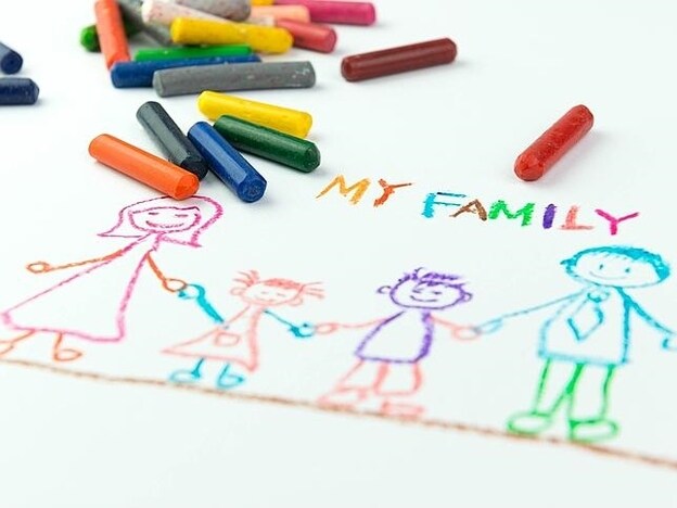 Dibujo infantil de una familia/Fotolia