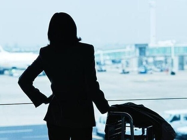 Una mujer, esperando con las maletas en el aeropuerto./GTRES