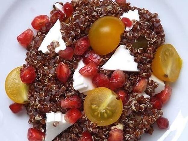 Ensalada fría de quinoa con granada, queso y tomates cherry.
