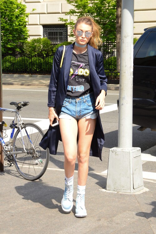 Gigi Hadid con shorts vaqueros