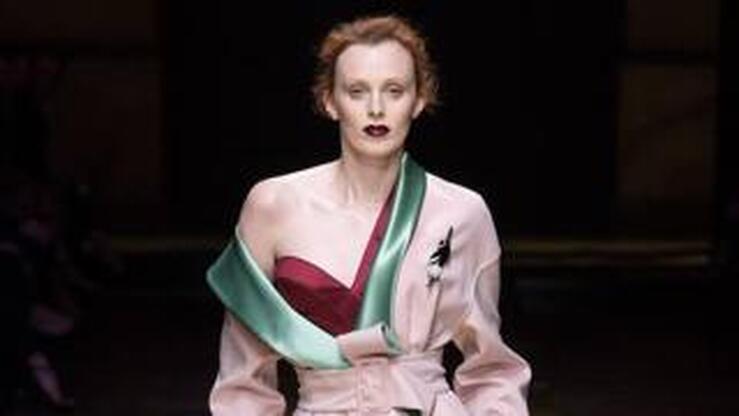 Drapeados y superposiciones, la apuesta Alta Costura de Atelier Versace