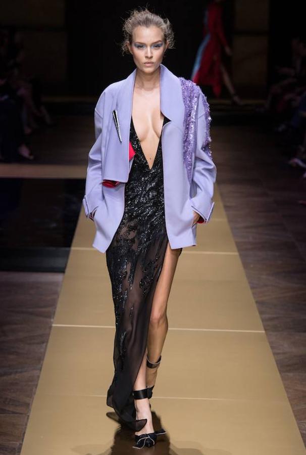 Vestido negro y chaqueta malva de Atelier Versace