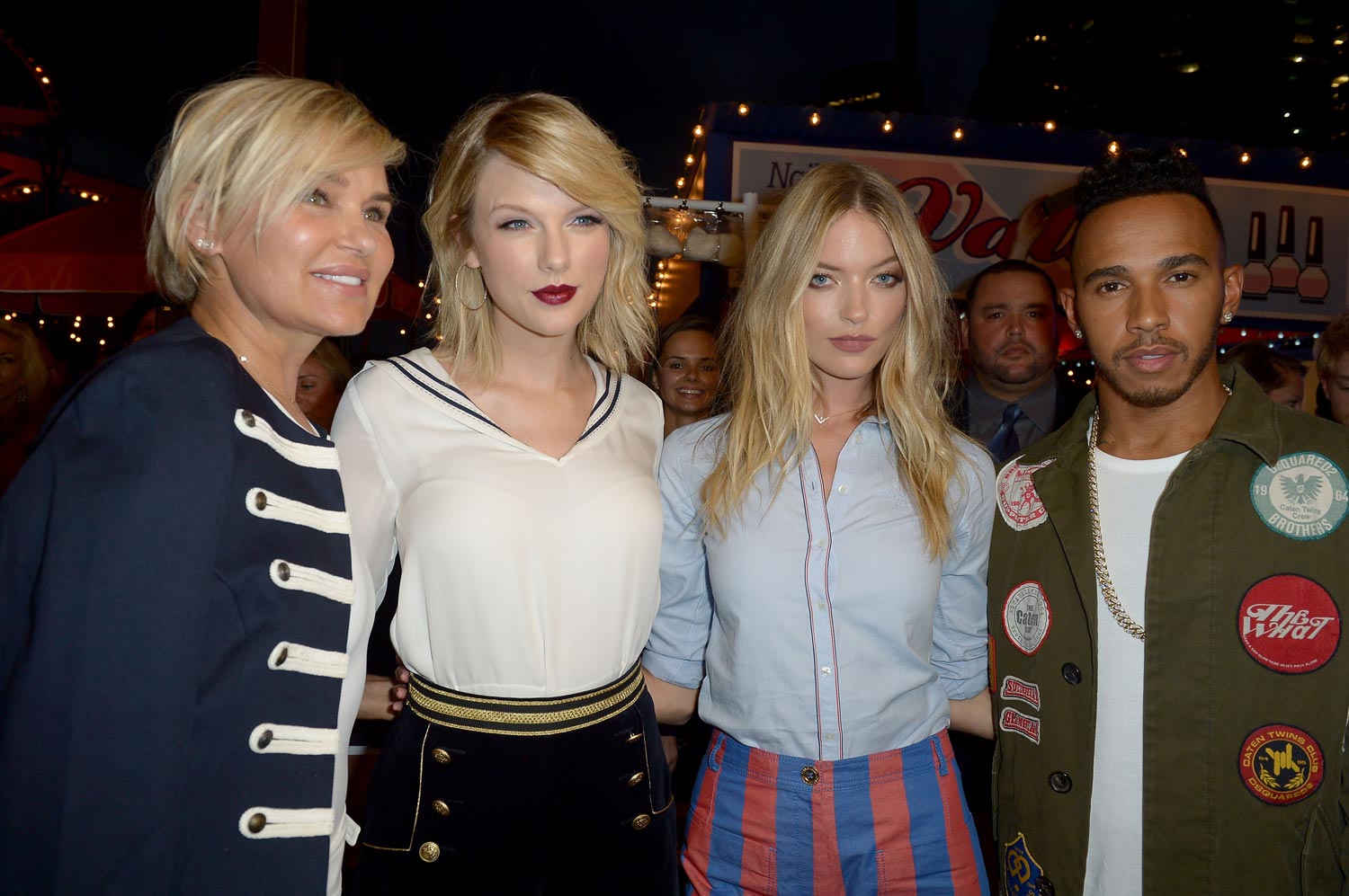 Yolanda Hadid, Taylor Swift, Martha Hunt, y Lewis Hamilton en el desfile de Gigi Hadid para Tommy Hilfiger en la Semana de la Moda de Nueva York