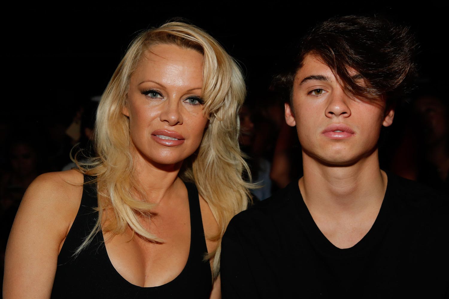 Pamela Anderson y su hijo en el desfile de Alexander Wang en la Semana de la Moda de Nueva York
