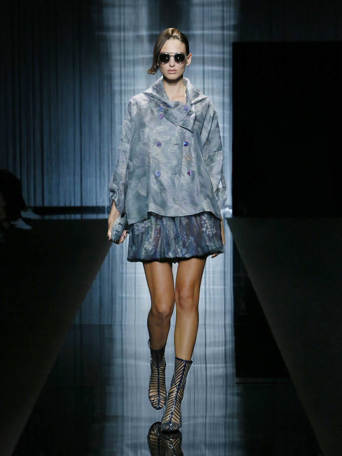 Chaqueta y minifalda de Giorgio Armani para la primavera de 2017