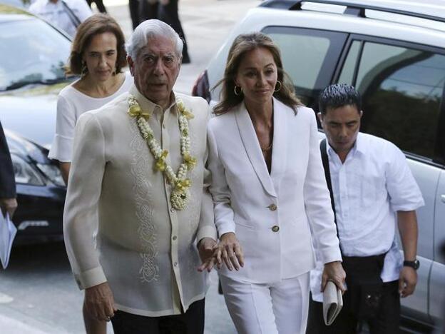 Mario Vargas Llosa e Isabel Preysler en Manila./gtres.