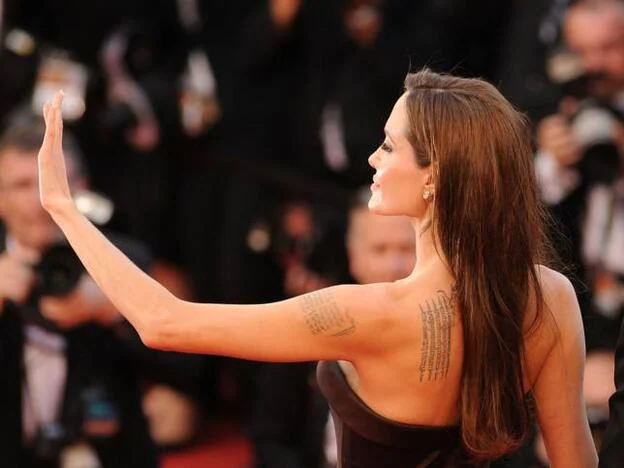 La actriz Angelina Jolie tiene varios tatuajes en su cuerpo./getty
