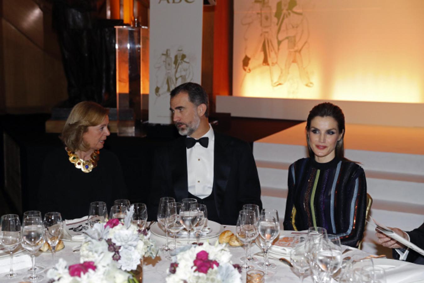 Los Reyes durante la cena de los Premios Periodismo ABC