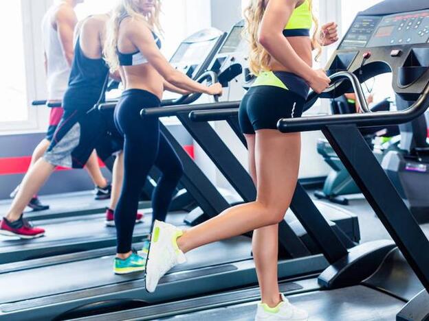 Varias mujeres, practicando ejercicio en un gimnasio./fotolia