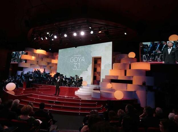 Dani Rovira en el centro del escenario de los Premios Goya 2017./gtres.