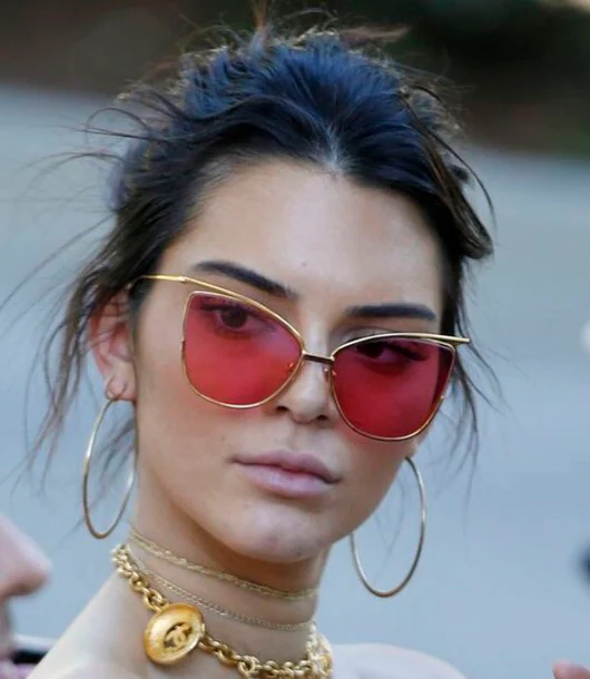 Las famosas con gafas de sol rojas: Kendall Jenner