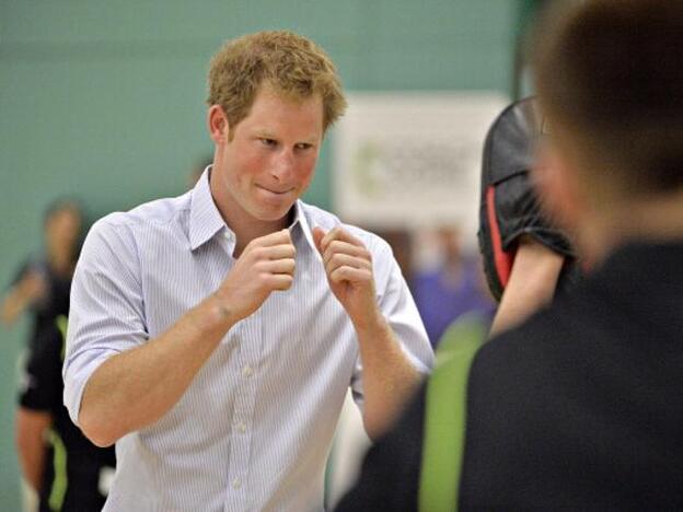 El príncipe Enrique de Inglaterra practicando unos ejeercicios de boxeo/GETTY