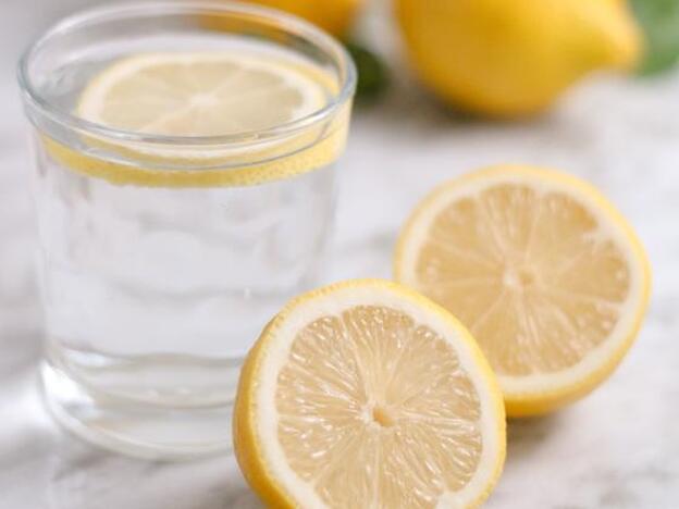 Haz clic en la imagen y conoce los alimentos detox que te ayudan a depurar tu cuerpo como el agua con limón./Pixabay