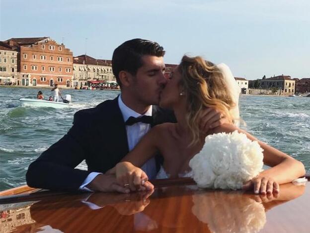 El futbolista no dudó en publicar una foto junto a su mujer en los canales de Venecia./INSTAGRAM