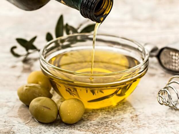 El aceite de oliva hidrata la piel y ayuda a regenerar el cabello.