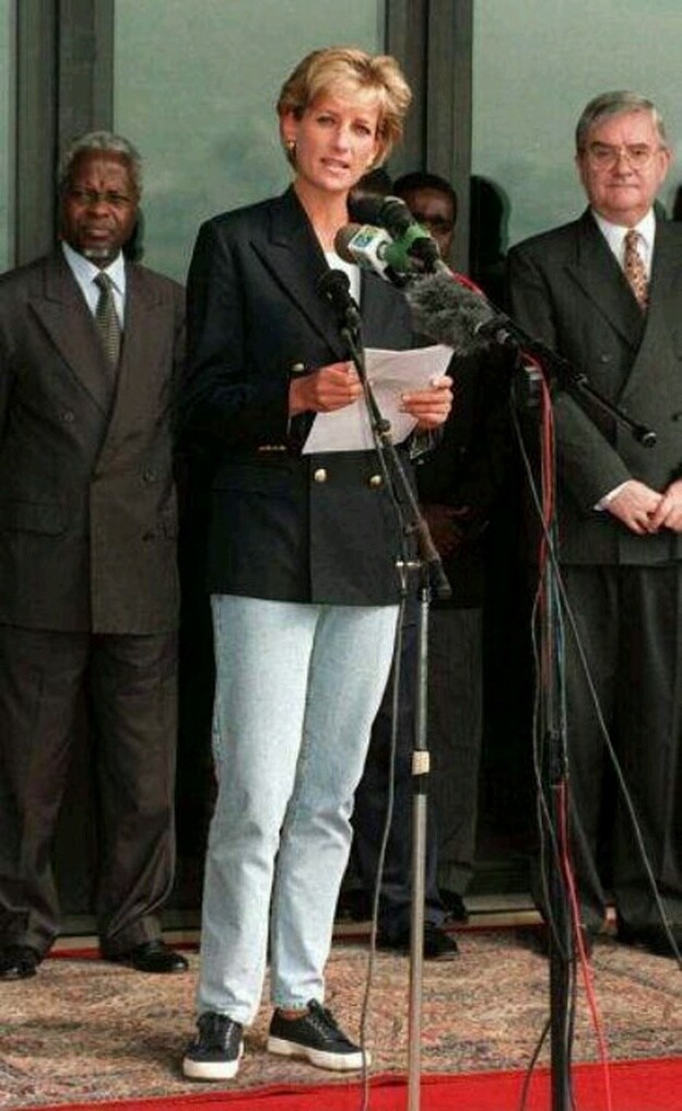Lady Di, con zapatillas Superga durante un viaje a Angola en 1997