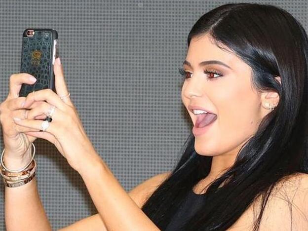 Kylie Jenner sacándose una selfie/harper´ bazaar
