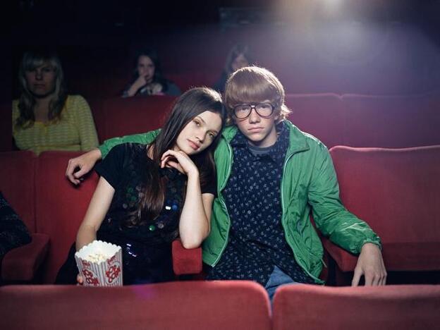 Una pareja de adolescentes en el cine./trunk