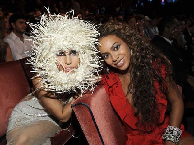 Lady Gaga y Beyoncé, juntas en los MTV Video Music Awards de 2009./gtres.