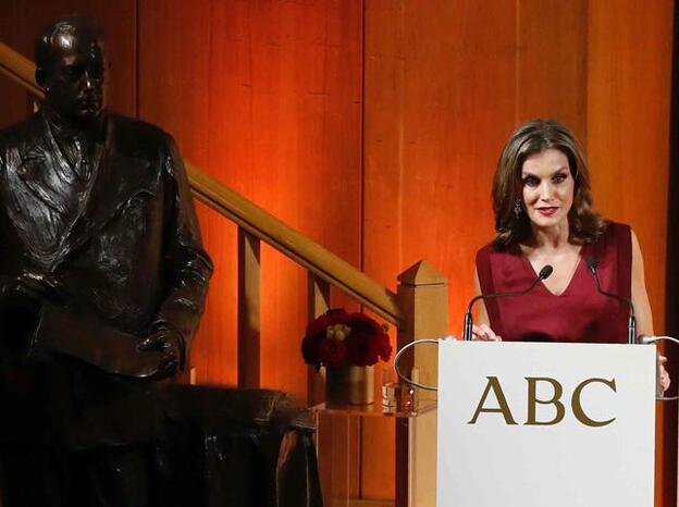 Doña Letizia durante su discurso en la Cena de los Premios Mariano de Cavia, del diario 'ABC'./gtres.