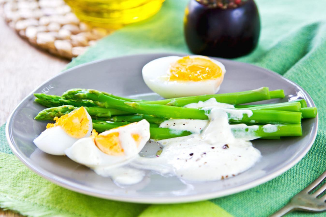 Alimentos que mejoran la calidad del esperma: Huevos y espárragos