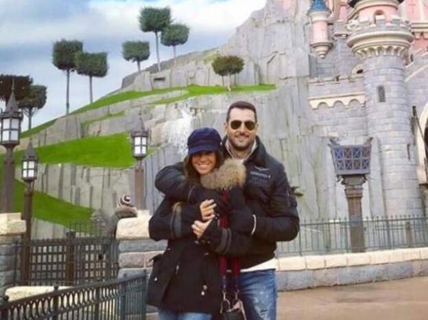 La periodista Marta González y el actor Antonio Velázquez posan juntos en Disney./Twitter