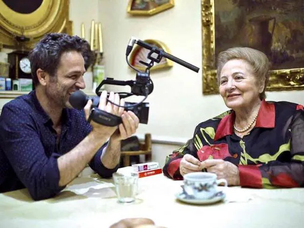 Gustavo Salmerón nos presenta a su madre en el documental 'Muchos hijos, un mono y un castillo'.