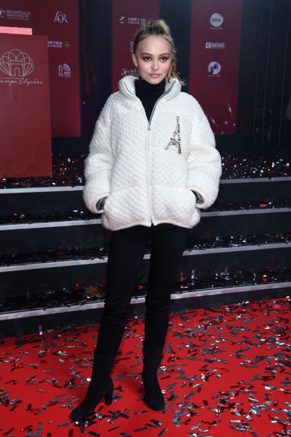 Looks de famosas para combatir el frío: Lily Rose Depp