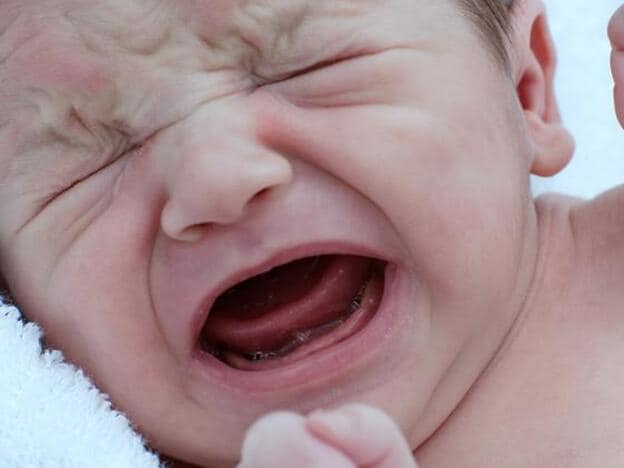 Un bebé recién nacido llorando./getty images