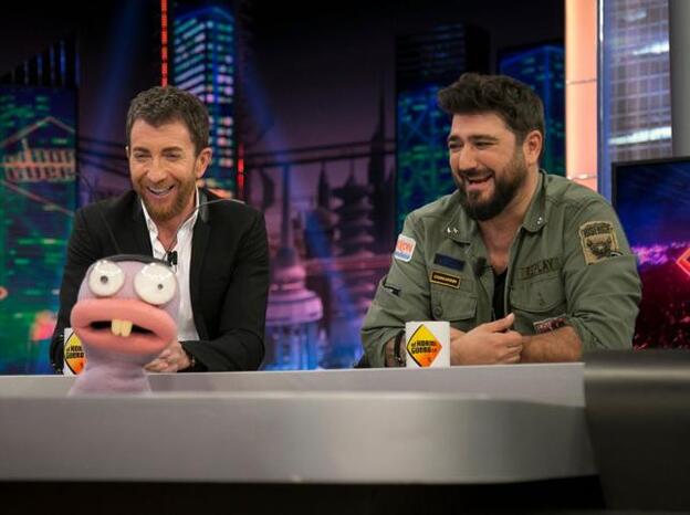 Antonio Orozco junto a Pablo Motos en su visita al programa "El Hormiguero"./Antena 3