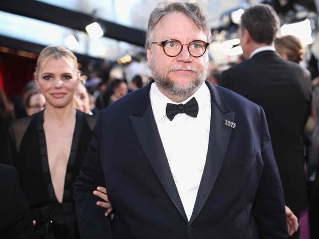 Guillermo del Toro con Kim Morgan a su llegada a los Premios Oscar 2018./getty images.