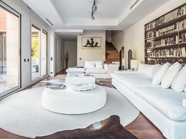El "living room" de la segunda planta, que comunica con una terraza, es el anexo ideal para la habitación de Custo y de su mujer, Eva.
