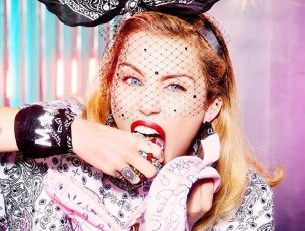 Así de brillante y explosiva es la nueva colección de Miley Cyrus para 'Converse'./Bershka