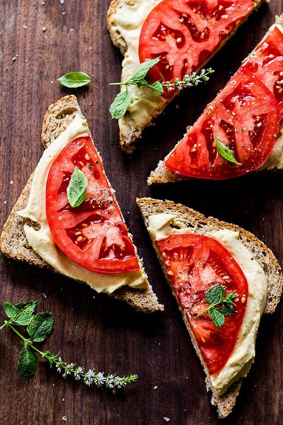 Tapas fáciles para tu Operación Bikini: Sándwich de tomate y hummus