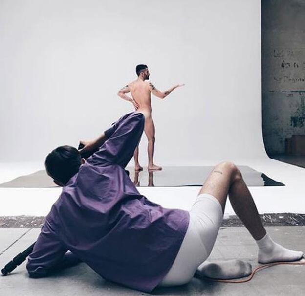 Pelayo Díaz posando desnudo durante una sesión de fotos.