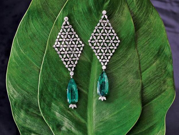 Diseño de la colección Green Carpet, en oro ético blanco, esmeraldas y diamantes.