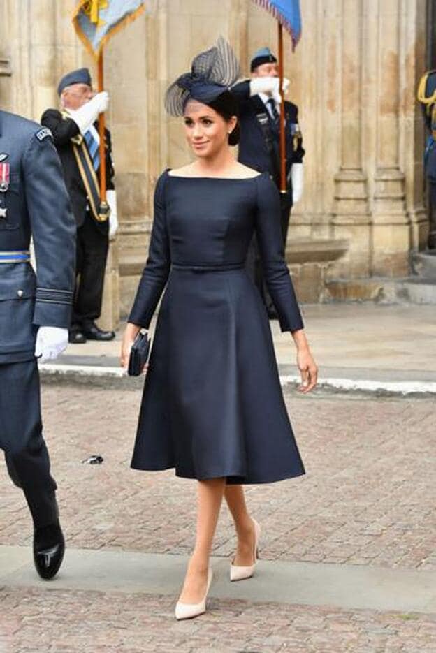 Meghan Markle luce un vestido de Dior durante la Ceremonia del Centenario de las Fuerzas Aéreas británicas