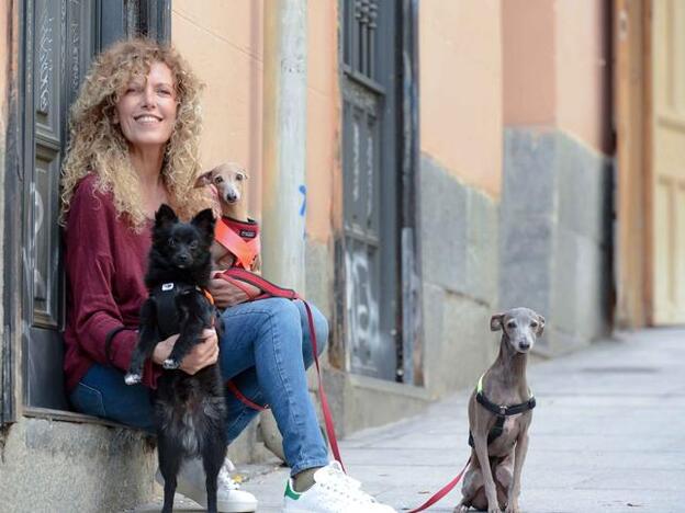 La actriz Carmen Conesa posando junto a sus perros./Alberto Bernárdez