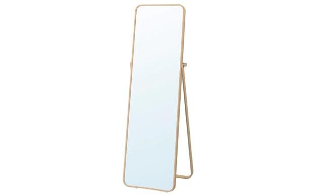 Este espejo de pie de IKEA cuesta 79 euros y hará que tu habitación parezca más grande.
