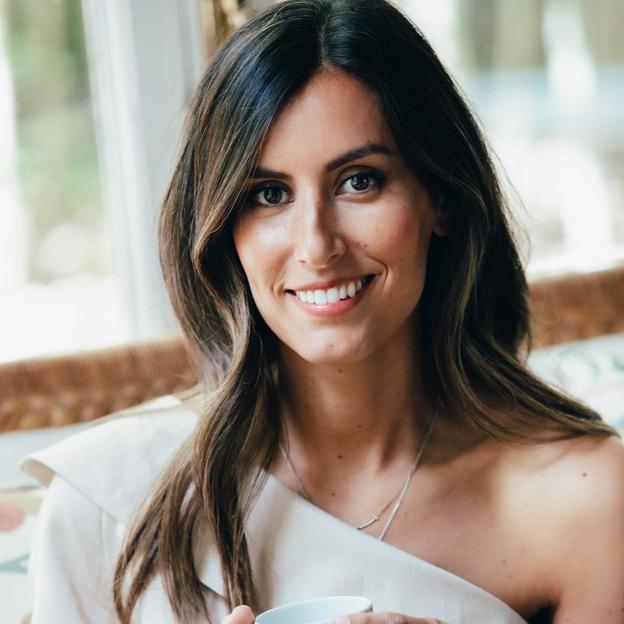 Ana Boyer ha encontrado en El Corte Inglés este vestido camisero tan ponible, elegante y original que vas a querer copiar