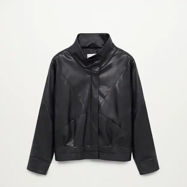 Cazadora de cuero oversize de Mango.