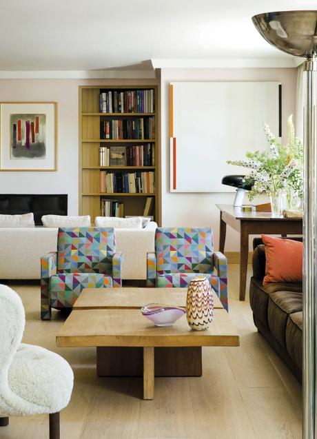 Un salón muy vintage con piezas antigúas muy sofisticadas. /