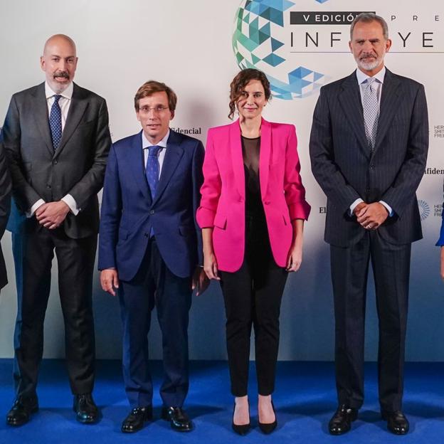 Isabel Díaz Ayuso con un top con transparencias en color negro.